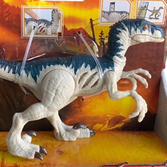 Jurassic World Velociraptor Extreme Damage Figure - Picture 4 of 4